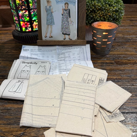 Simplicity 5201 Sewing Pattern Apron  Crafts Daisy Kingdom Apron Pattern - Picture 8 of 9
